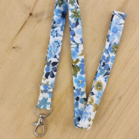 Dragonne porte badge / clés fleurs Sakura bleu