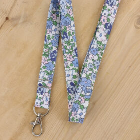 Dragonne porte badge / clés fleurs Sakura bleu