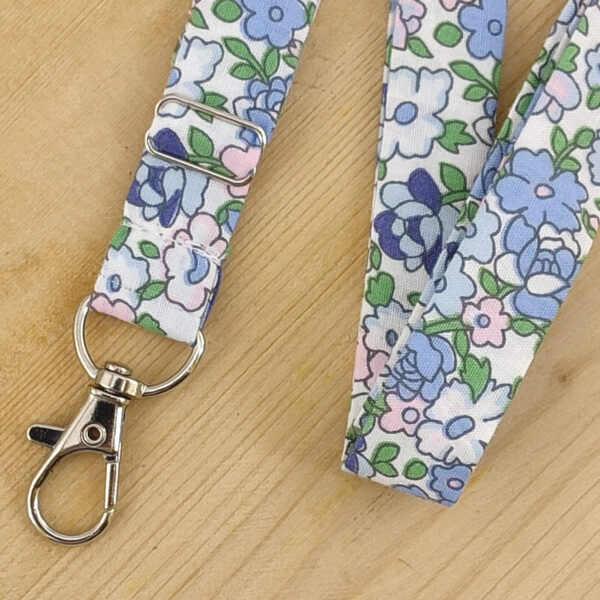Dragonne porte badge / clés fleurs Sakura bleu