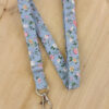 Dragonne porte badge / clés bleu à fleurs