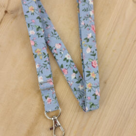 Dragonne porte badge / clés bleu à fleurs