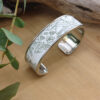 Bracelet manchette laiton et tissu vert sauge