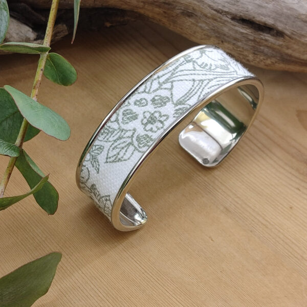 Bracelet manchette laiton et tissu vert sauge