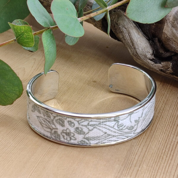 Bracelet manchette laiton et tissu vert sauge