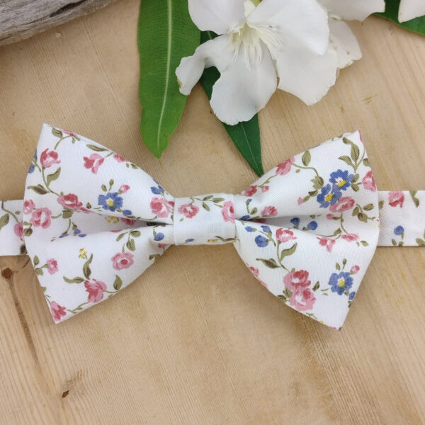 Nœud papillon à fleurs roses et bleues