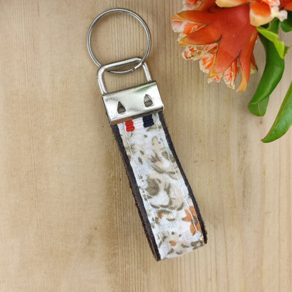 Porte clés cuir et tissu terracotta à fleurs