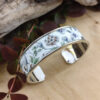 Bracelet manchette laiton et tissu à fleurs