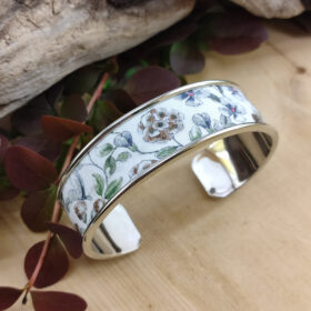 Bracelet manchette laiton et tissu à fleurs
