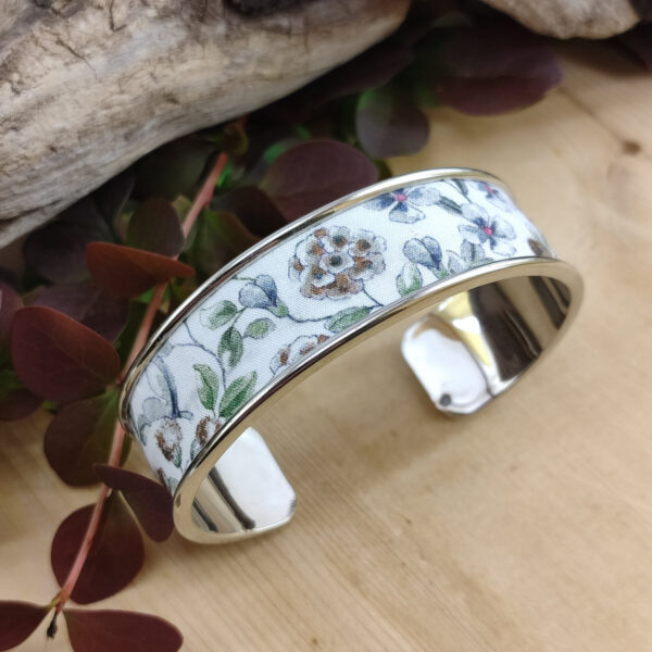 Bracelet manchette laiton et tissu à fleurs