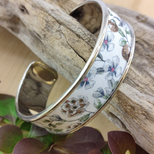Bracelet manchette laiton et tissu à fleurs