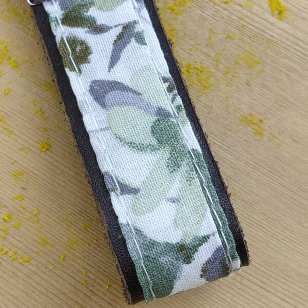Porte clés cuir et tissu fleuri vert