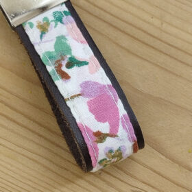 Porte clés cuir et tissu fleuri rose