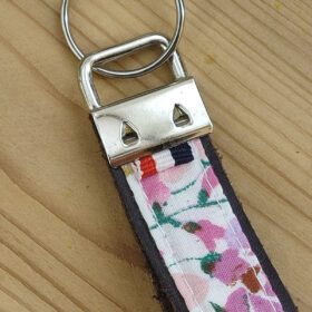 Porte clés cuir et tissu fleuri rose