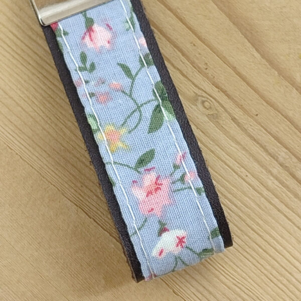 Porte clés cuir et tissu bleu à fleurs roses
