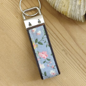 Porte clés cuir et tissu bleu à fleurs roses