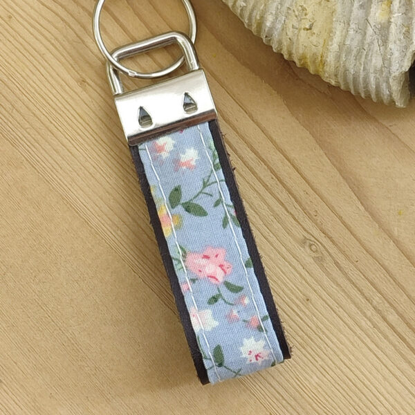 Porte clés cuir et tissu bleu à fleurs roses