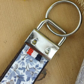 Porte clés cuir et tissu Liberty bleu