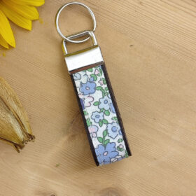 Porte clés cuir et tissu à fleurs