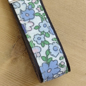 Porte clés cuir et tissu à fleurs