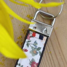 Porte clés cuir et tissu à fleurs bordeaux et sauge
