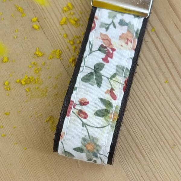 Porte clés cuir et tissu à fleurs bordeaux et sauge