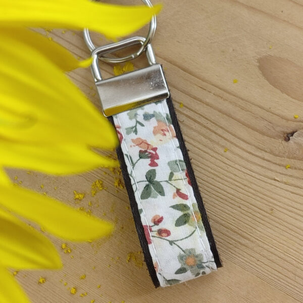Porte clés cuir et tissu à fleurs bordeaux et sauge