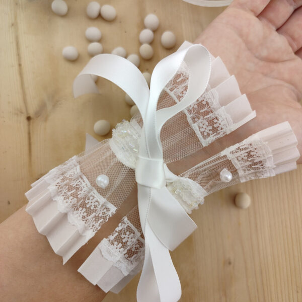 Bracelet manchette large dentelle avec perles et strass
