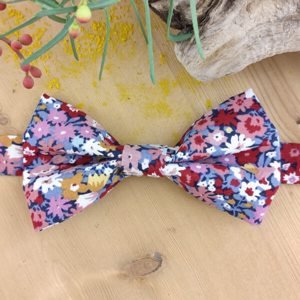 Nœud papillon à fleurs roses et bleues