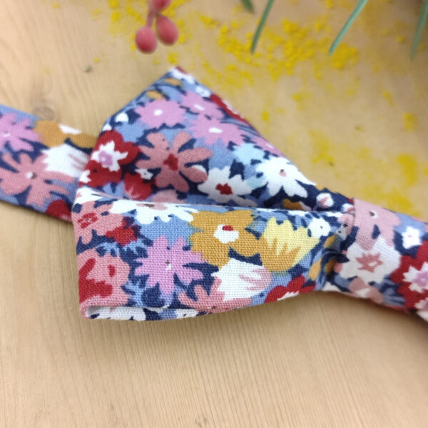 Nœud papillon à fleurs roses et bleues