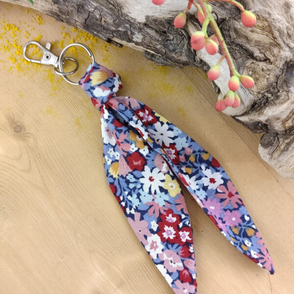 Porte clés foulard bordeaux à fleurs