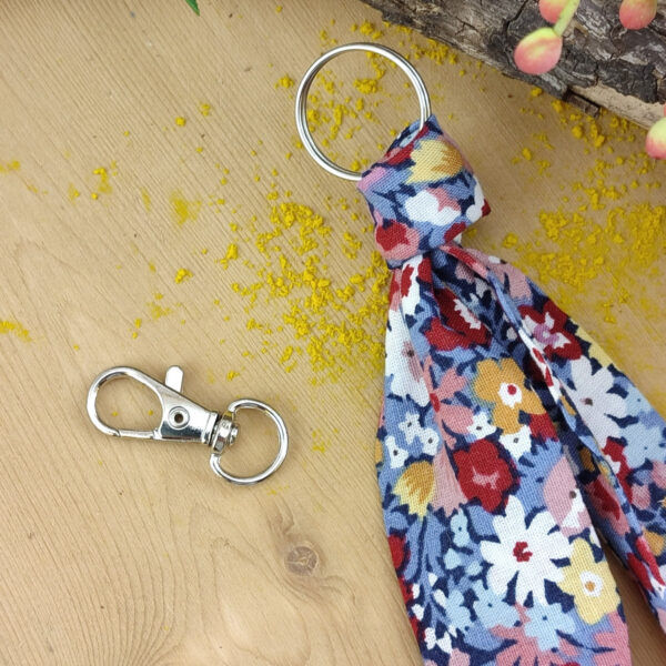 Porte clés foulard bordeaux à fleurs