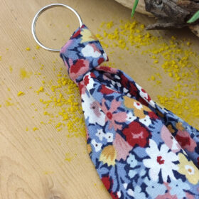 Porte clés foulard bordeaux à fleurs