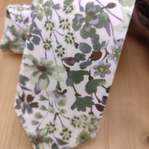 Cravate vert sauge à fleurs