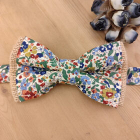 Noeud papillon fleuri et toile de jute