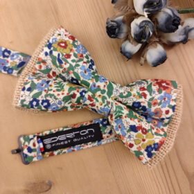 Noeud papillon fleuri et toile de jute