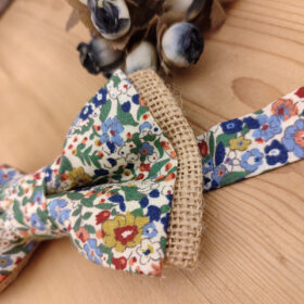 Noeud papillon fleuri et toile de jute