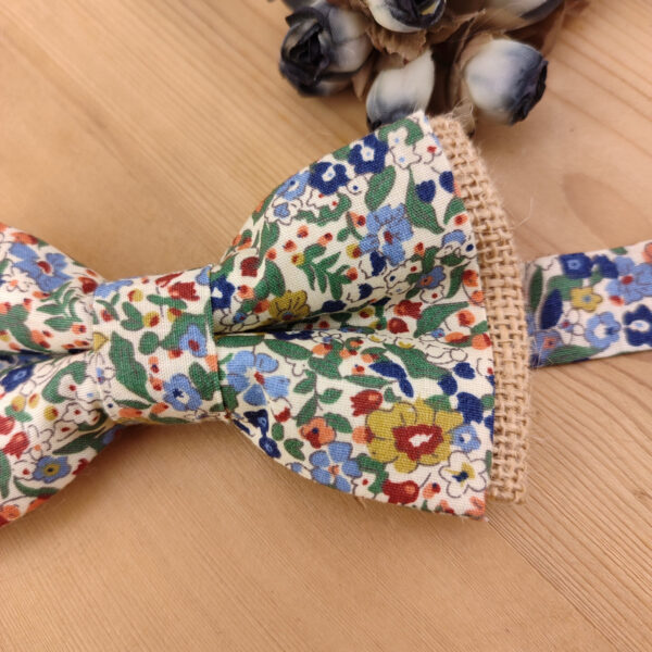 Noeud papillon fleuri et toile de jute