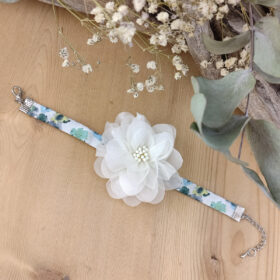 Bracelet tissu fleuri vert avec fleur organza