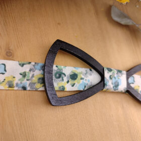 Noeud papillon bois et tissu floral vert