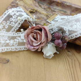Collier dentelle et fleur vieux rose