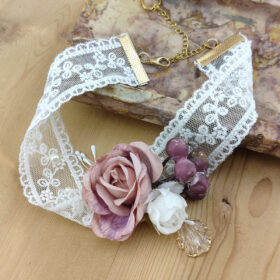 Collier dentelle et fleur vieux rose