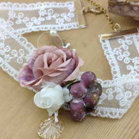 Collier dentelle et fleur vieux rose