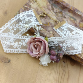 Collier dentelle et fleur vieux rose