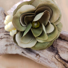 Boutonnière fleur kaki clair et ivoire