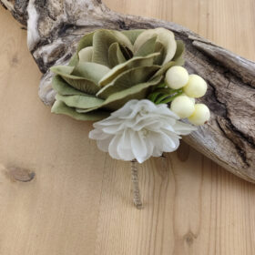 Boutonnière fleur kaki clair et ivoire