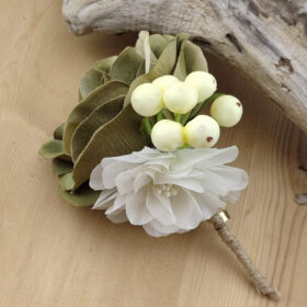 Boutonnière fleur kaki clair et ivoire