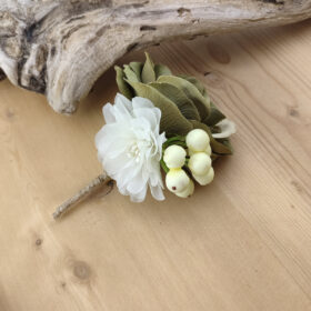 Boutonnière fleur kaki clair et ivoire