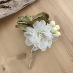 Boutonnière fleur kaki clair et ivoire