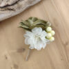 Boutonnière fleur kaki clair et ivoire