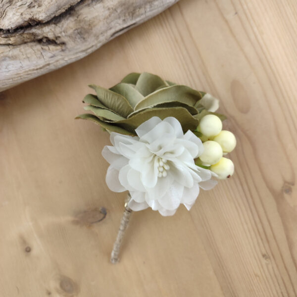 Boutonnière fleur kaki clair et ivoire